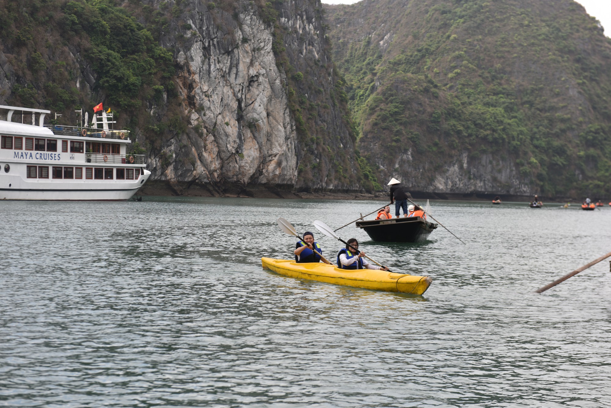 Dịch vụ chèo thuyền Kayak trên vịnh Hạ Long.